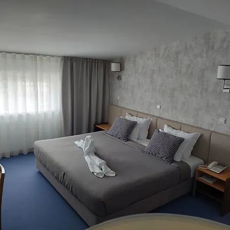 德费拉佩德拉贝拉酒店